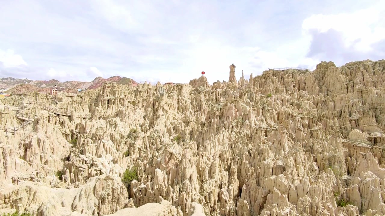 Vista epica con drone delle Badlands della Valle della Luna a La Paz, Bolivia