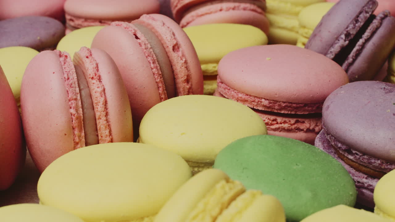 una variedad de macarrones coloridos