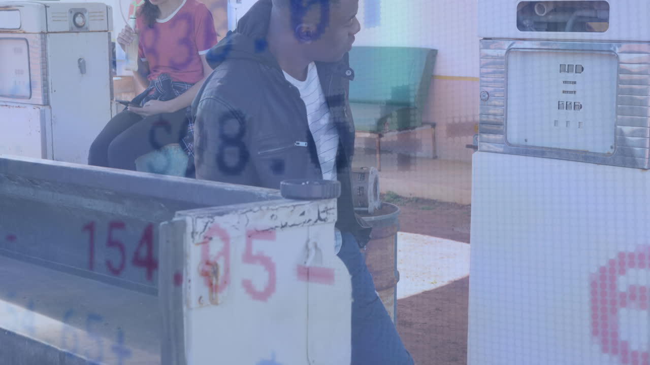 animación de signos de moneda con números que se mueven sobre diversos hombres y mujeres con equipos en la habitación