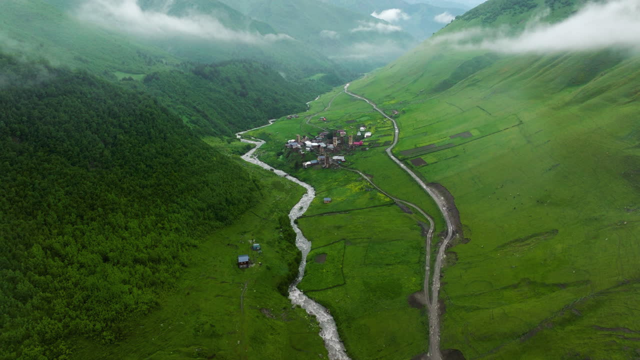pueblo de ushguli en el norte de svaneti, georgia - disparo de avión no tripulado