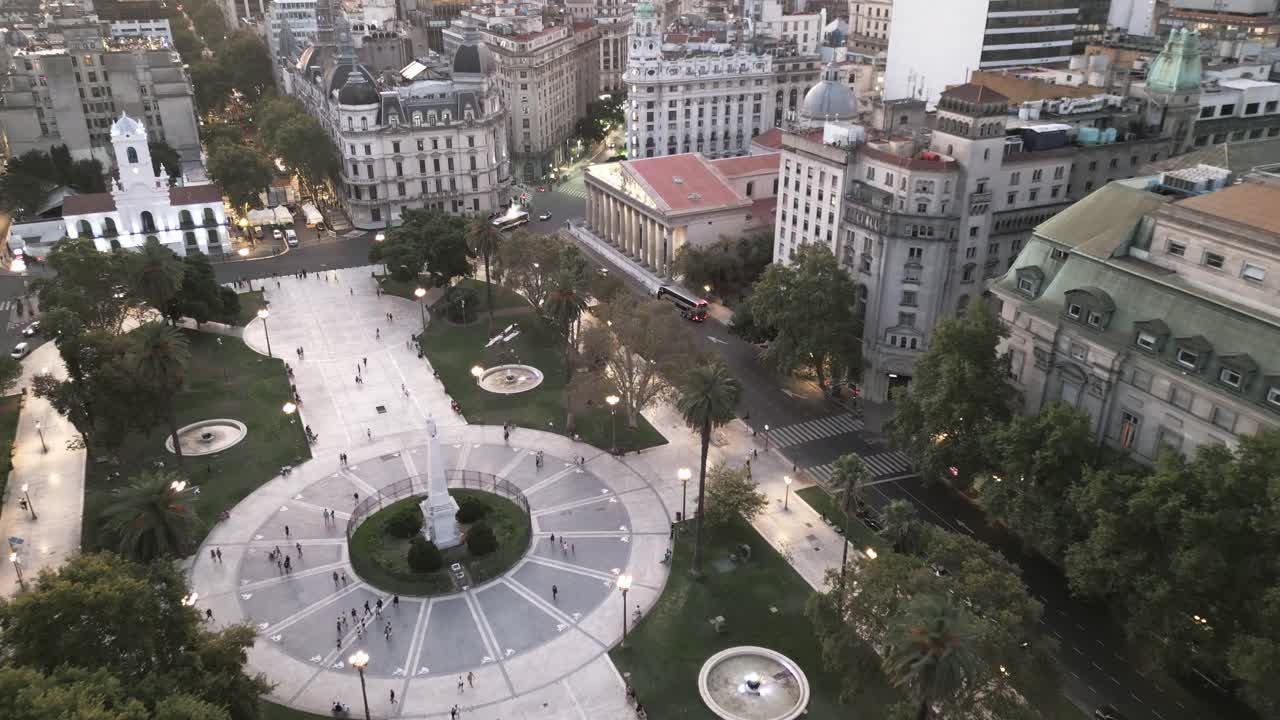 plaza de mayo argentina cabildo de buenos aires drone aéreo sobre la pirámide de mayo y monumento histórico de la capital argentina