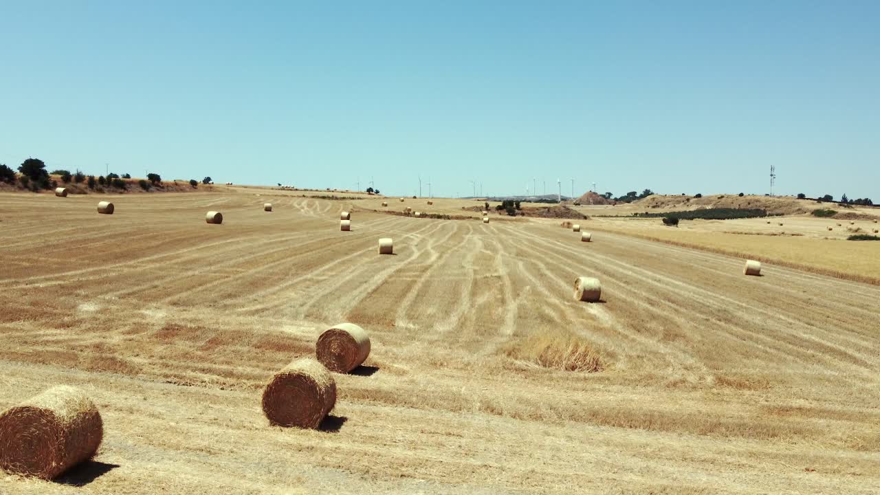 balas de paja redondas en la cosecha seca campos de tierras de cultivo de chipre, tiro aéreo de dolly