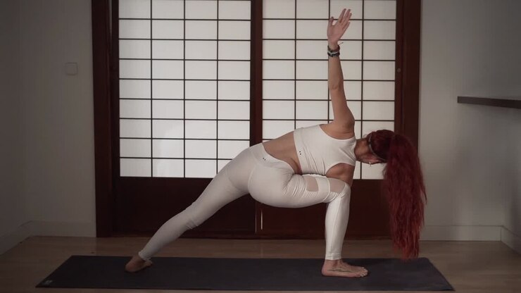 Donna che pratica posizioni yoga