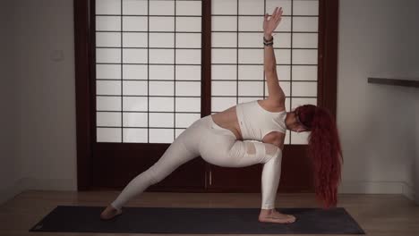 mujer practicando posturas de yoga