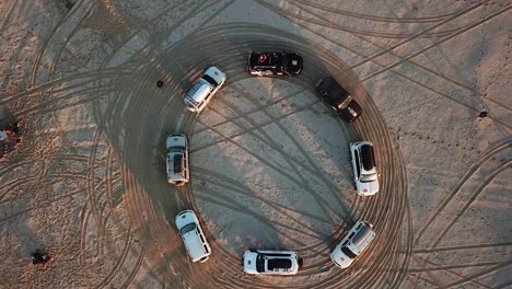 los coches conducen en un círculo en la vista superior de la arena