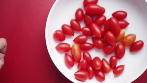 un puñado de tomates cereza en un cuenco