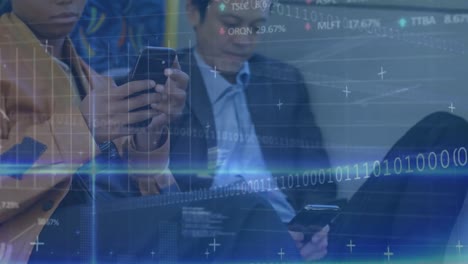 animación de lenguaje informático y códigos binarios sobre compañeros de trabajo multirraciales que utilizan teléfonos inteligentes