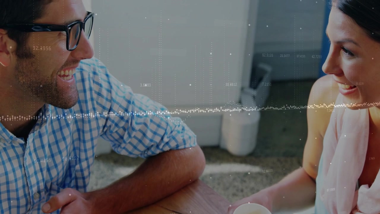 Ein Paar hält eine rote Tasse und lacht in der Küche, während eine sprachgesteuerte Tech-Wellen-HUD in der Nähe des Telefons reagiert.