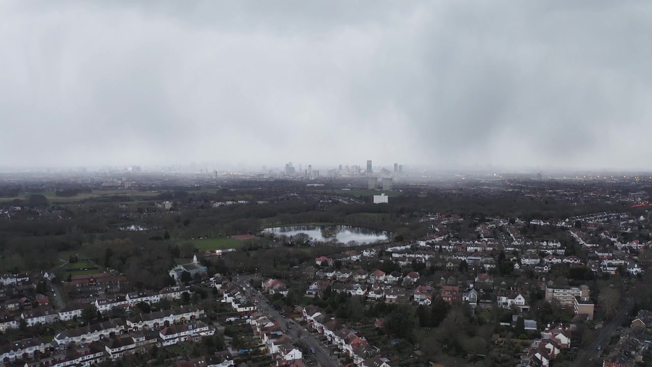 Skyline nebbioso di Londra in lontananza, vista aerea.