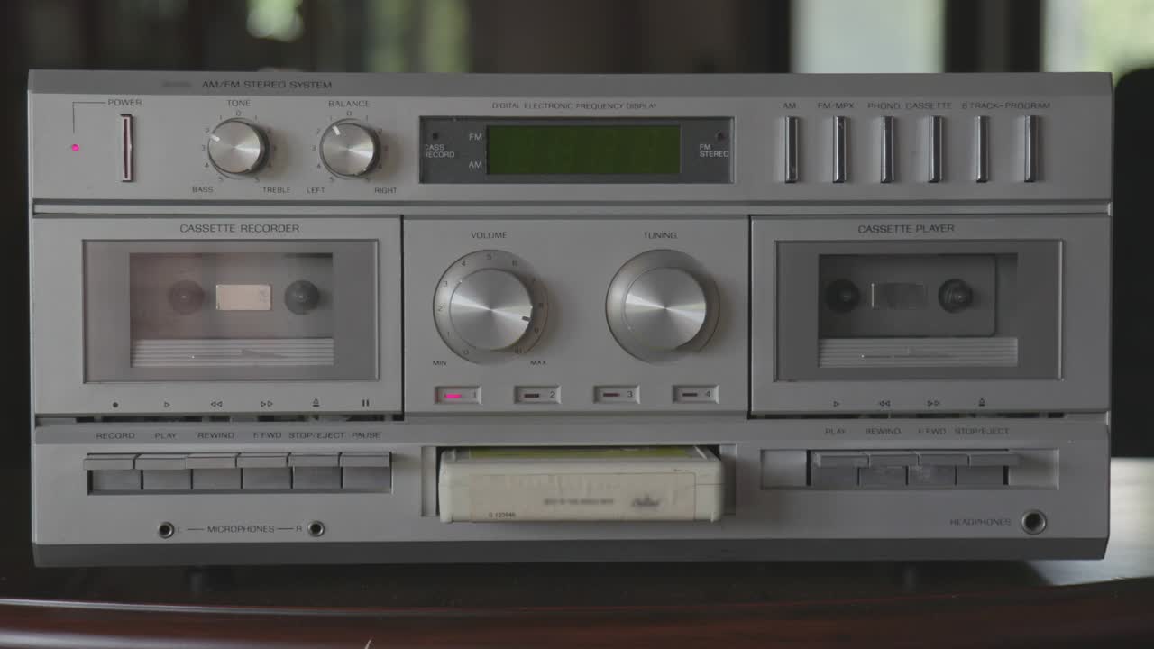 빈티지 실버 스테레오 시스템에서 8 트랙 테이프를 재생합니다.