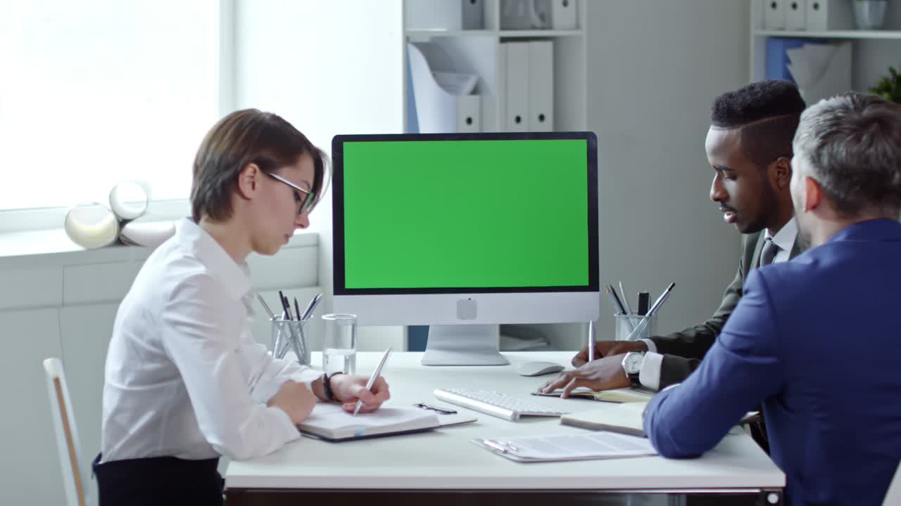 conferenze web con colleghi su computer con schermo verde