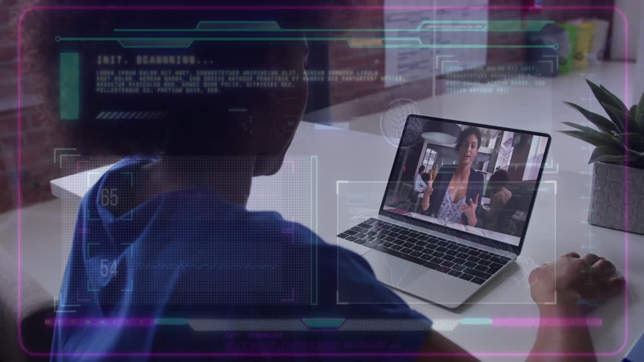 viendo video en una computadora portátil, persona con una superposición de animación de escaneo futurista