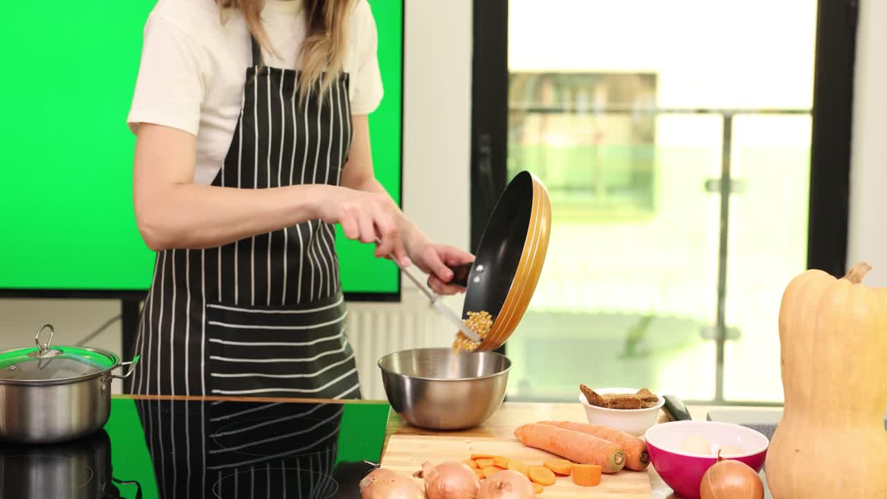 mujer preparando comida en la cocina