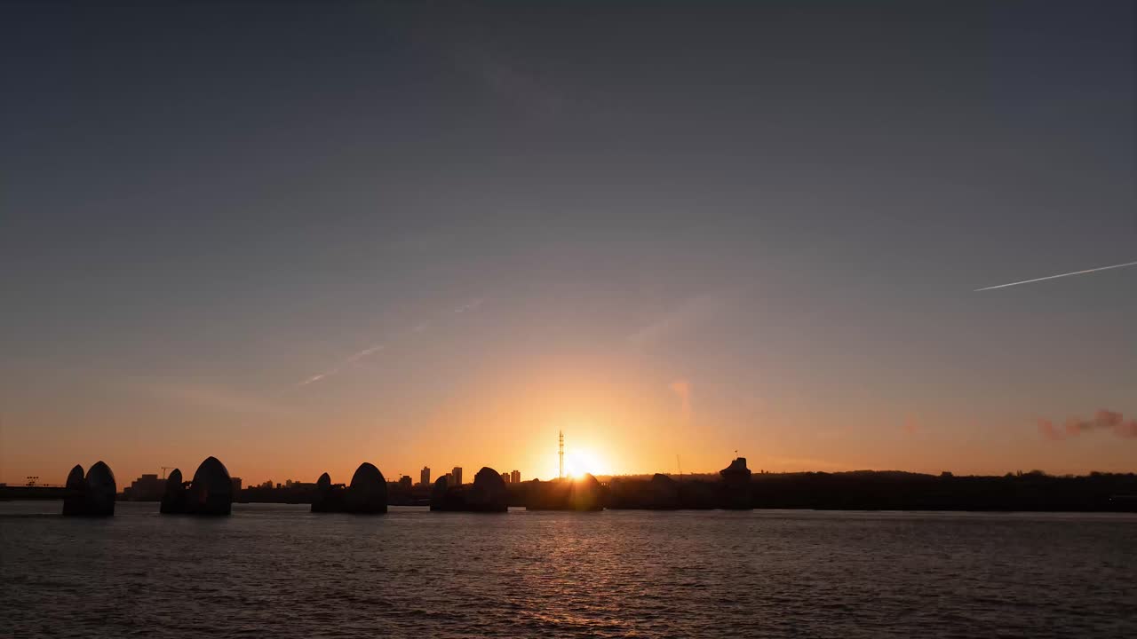 Aikaviivekuva auringonnoususta Lontoossa, Thamesin patoa kohti