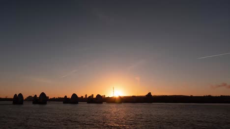 Zeitraffer-Des-Sonnenaufgangs-In-London-Mit-Blick-Auf-Die-Thames-Barrier