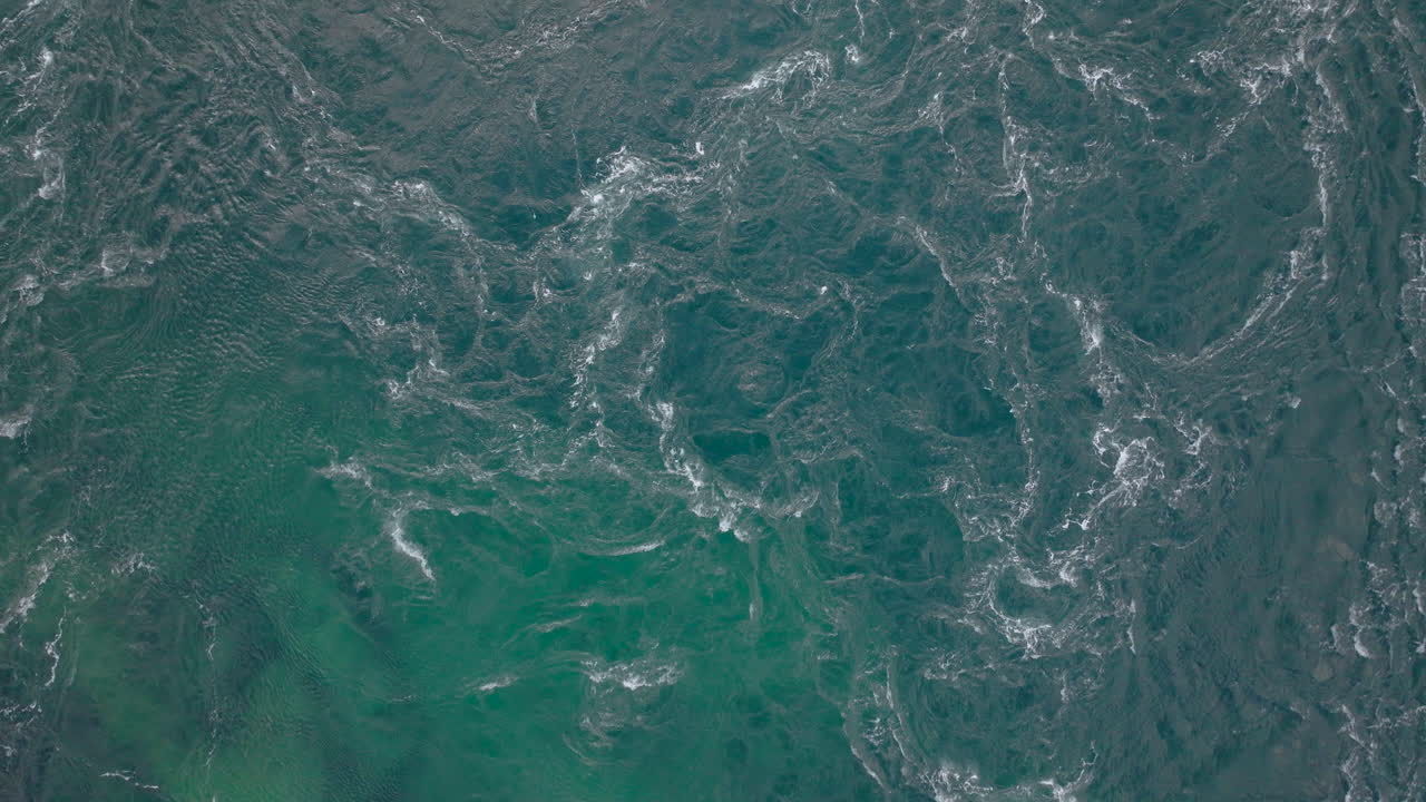 corriente oceánica y remolinos en el norte de noruega - antena de arriba hacia abajo