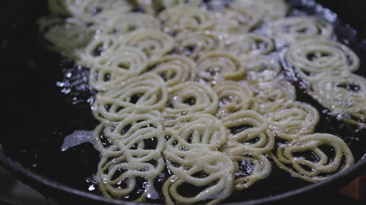 jalebi dulce indio tradicional frito en aceite refinado caliente