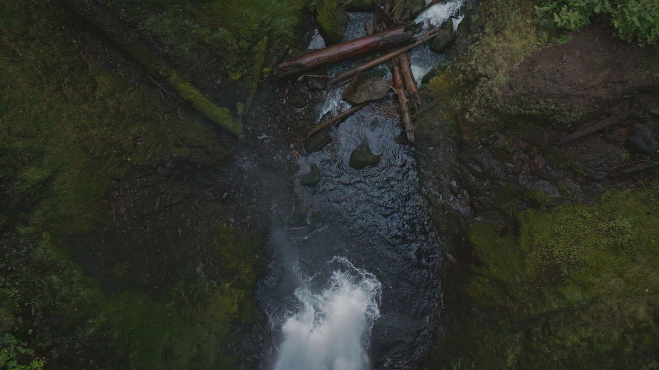 la antena de ojo de pájaro se aleja de falls creek falls en cascada en la piscina y el arroyo, en sentido contrario a las agujas del reloj.
