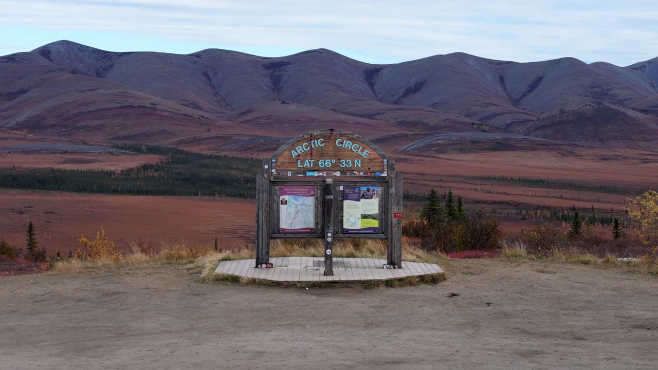 Señalización del Círculo Polar Ártico en Yukón, Canadá - Toma de dron