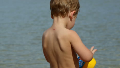 Family-rest-on-the-beach