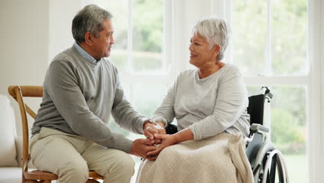 silla de ruedas, pareja de ancianos y sonrisa