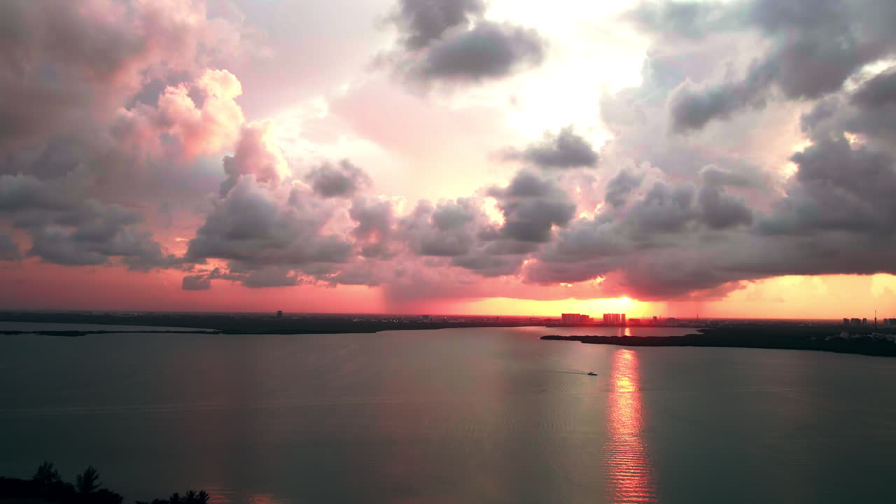 puesta de sol sobre el agua con un paisaje urbano