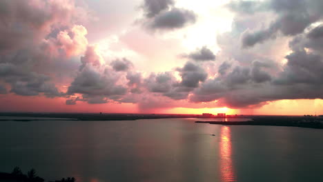 Sonnenuntergang-über-Dem-Wasser-Mit-Einer-Stadtlandschaft