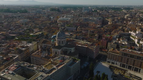 San-Carlo-Al-Corso-Und-Umliegende-Gebäude-Im-Stadtzentrum.-Luftaufnahmen-Der-Basilika-Mit-Kuppel.-Rom,-Italien