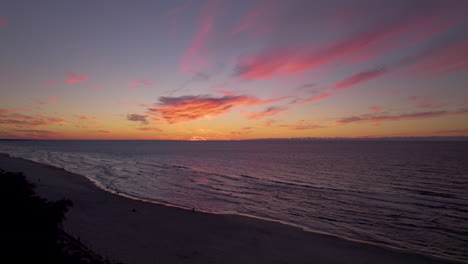 Espectacular-Puesta-De-Sol-Cielo-Y-Playa-En-Krynica-Morska,-Polonia---Toma-Aérea-De-Drones