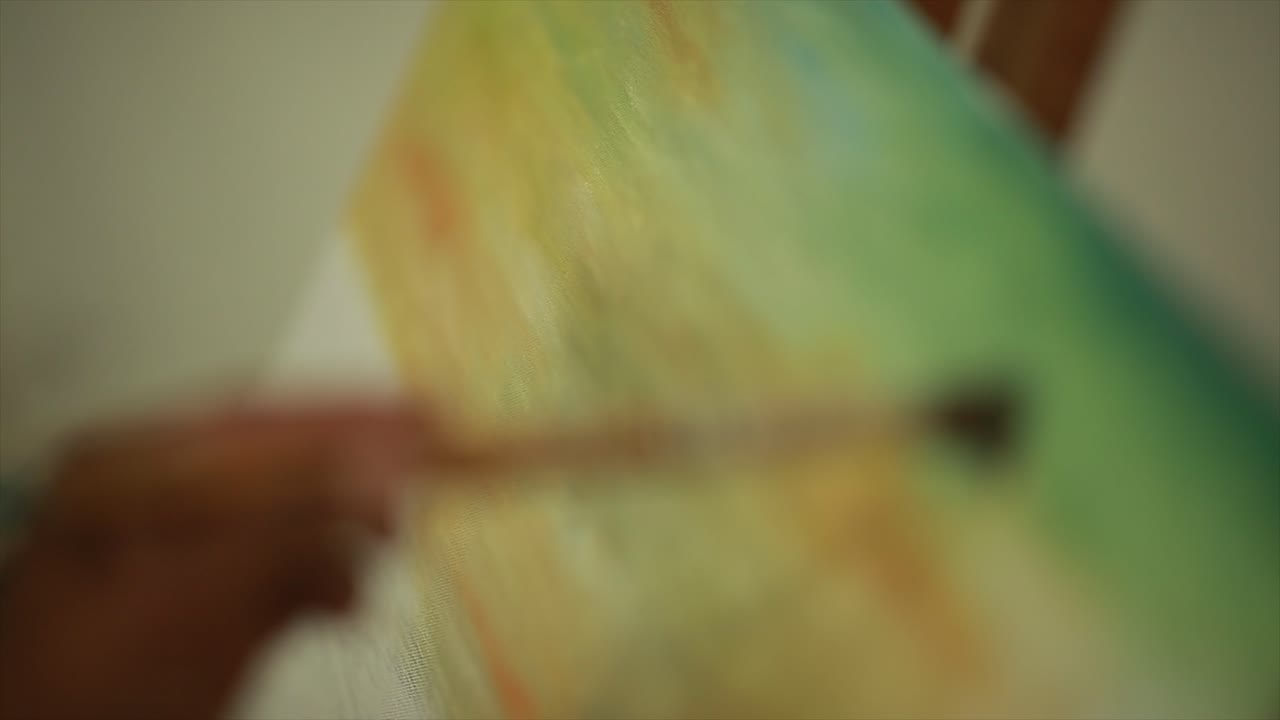 hombre dibujando sobre lienzo - sesión de pintura