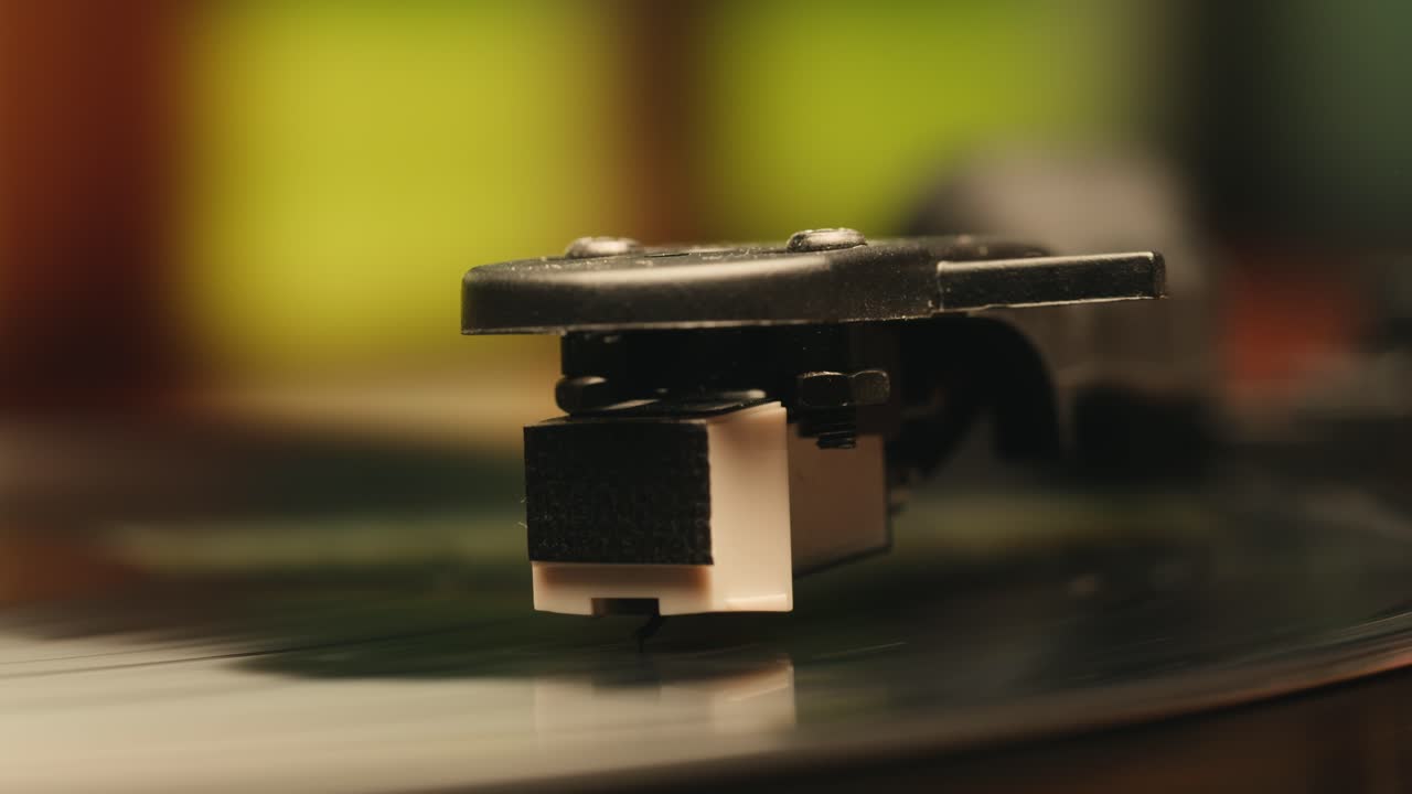 Primo piano della puntina di un giradischi che riproduce un disco in vinile