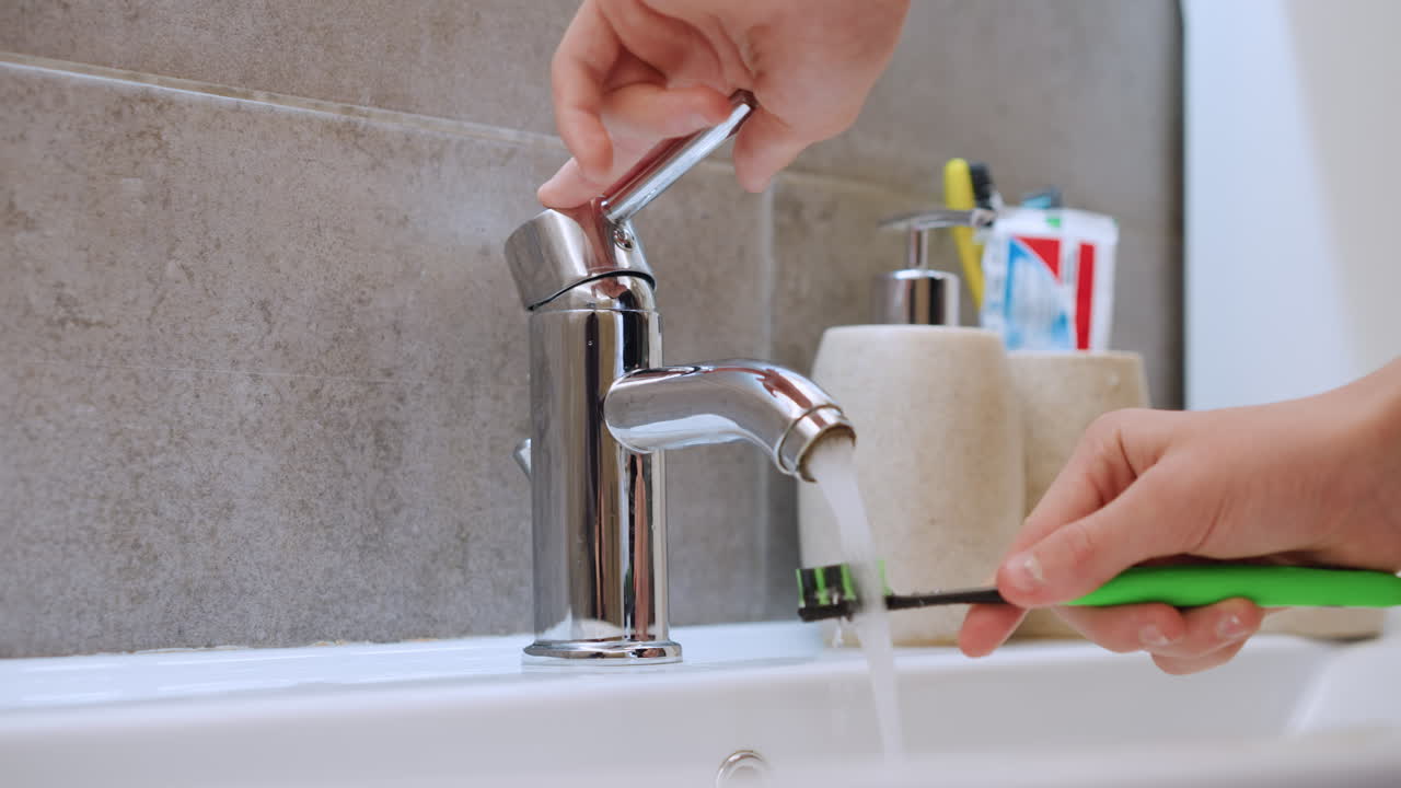 Igiene completa con spazzolatura e risciacquo. Mantenere l'igiene spazzolando e risciacquando accuratamente con acqua. Garantire l'igiene personale lavando accuratamente i denti e risciacquando completamente con acqua.