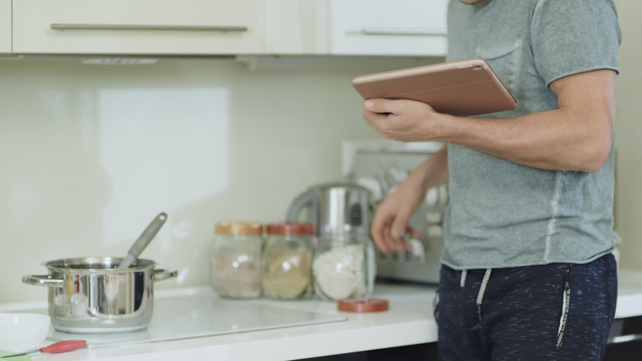 las manos de un hombre en primer plano cocinando una cena saludable en la cocina.
