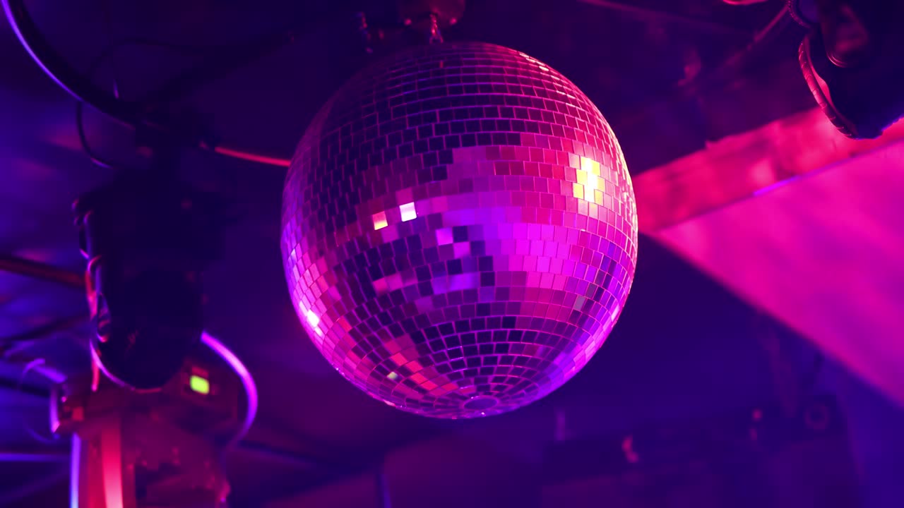 el fondo de reflexión de la luz de la bola de la discoteca en un club nocturno.