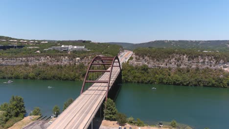 estableciendo una toma de avión no tripulado del puente pennybacker en austin, texas