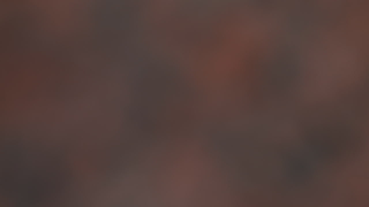 mujer con traje floral rojo por la pared de hiedra