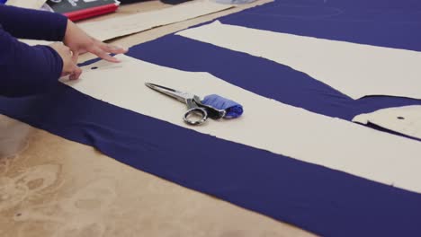 Mujer-De-Raza-Mixta-Trabajando-En-La-Fábrica.