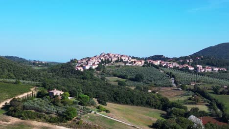 Pueblo-De-Montaña-Paisaje-Meditativo-Sin-Nubes,-Otoño-Toscana-Italia