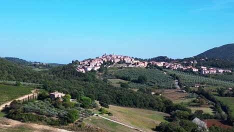 pueblo de montaña paisaje meditativo sin nubes, otoño toscana italia
