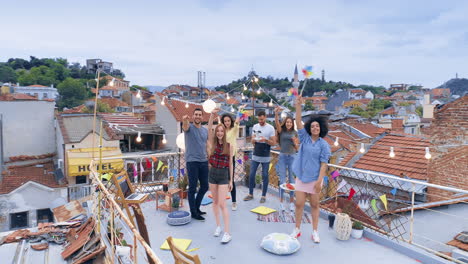 amigos celebran en el techo con la ciudad