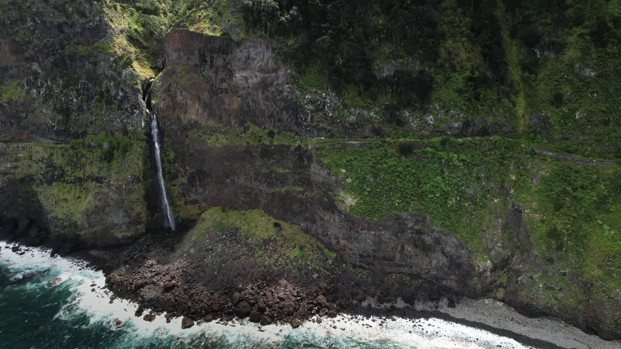 vista aérea de la cascada en el punto de vista de veu da noiva en la isla de madeira, portugal