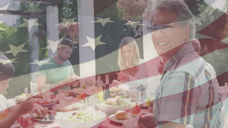 animación de la bandera estadounidense sobre una feliz familia caucásica cenando y sonriendo