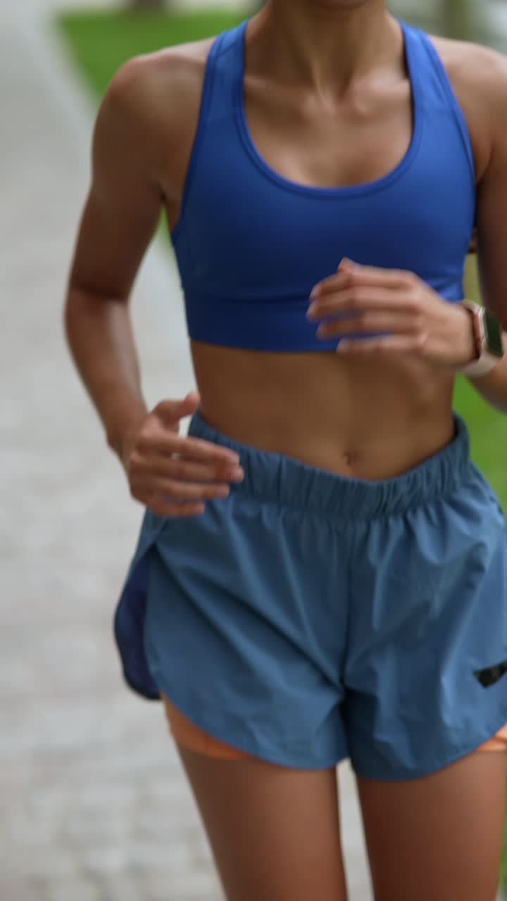 Donna che controlla lo smartwatch durante l'allenamento all'aperto