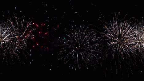 Buntes-Feuerwerk-Explodiert-Am-Nachthimmel.-Feiern-Und-Events-In-Leuchtenden-Farben.