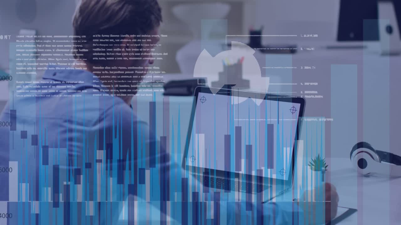 animación del procesamiento de datos financieros sobre un hombre de negocios caucásico usando una computadora portátil con espacio de copia.