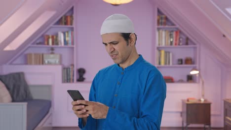 Wütender-Muslimischer-Mann-Chattet-Am-Telefon