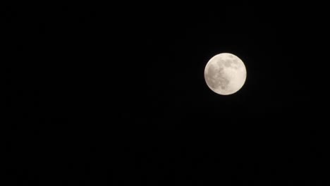 Zeitraffer-Für-Den-Mond-Undeutlich-Mit-Dunklen-Wolken