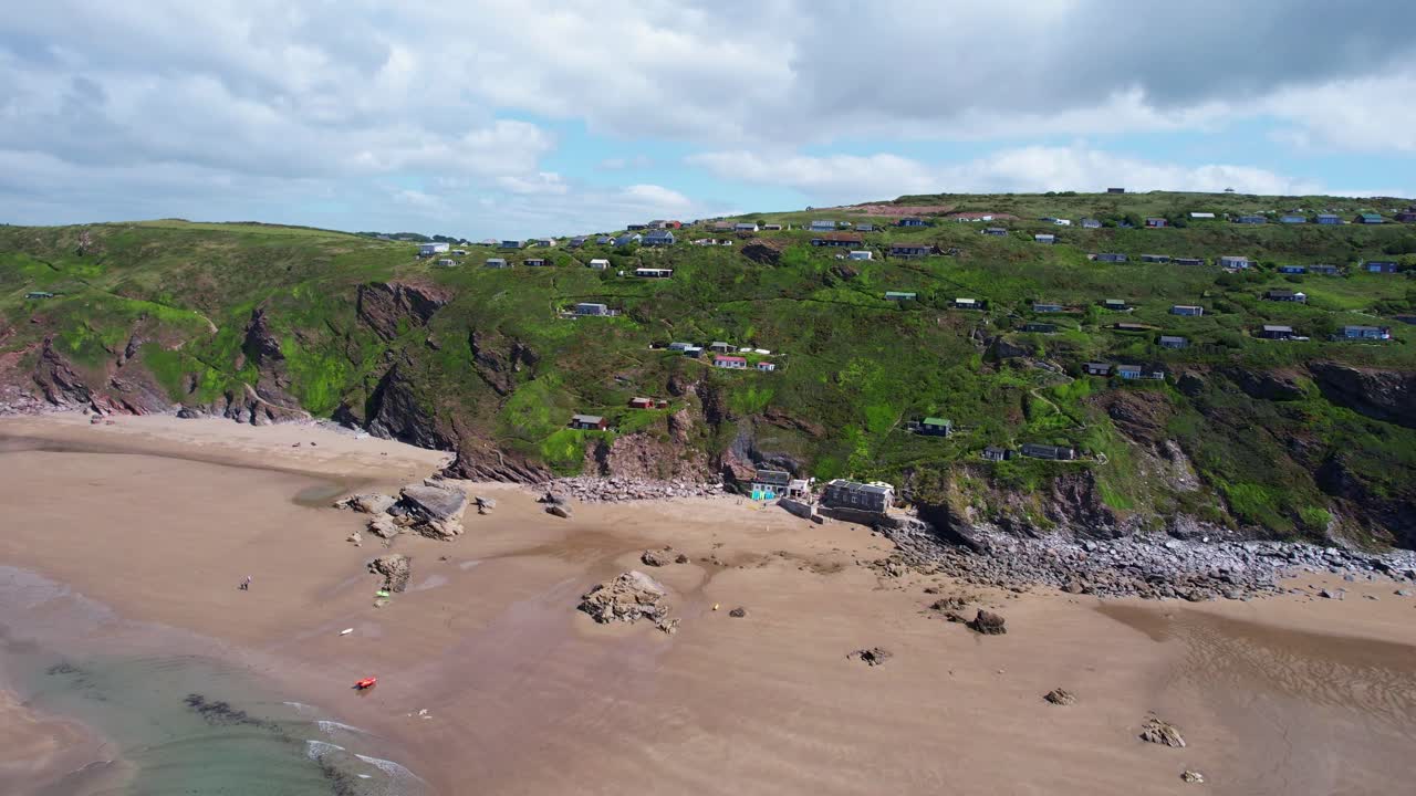 푸르키즈 물이 있는 여름 날에 코른월의 코른시 해변의 아름다운 경치 좋은 전망