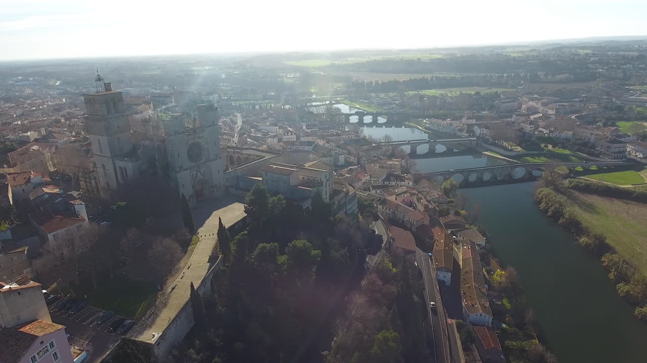 increíble vista aérea de la catedral de bezier con el orbe del río y el cruce de trenes