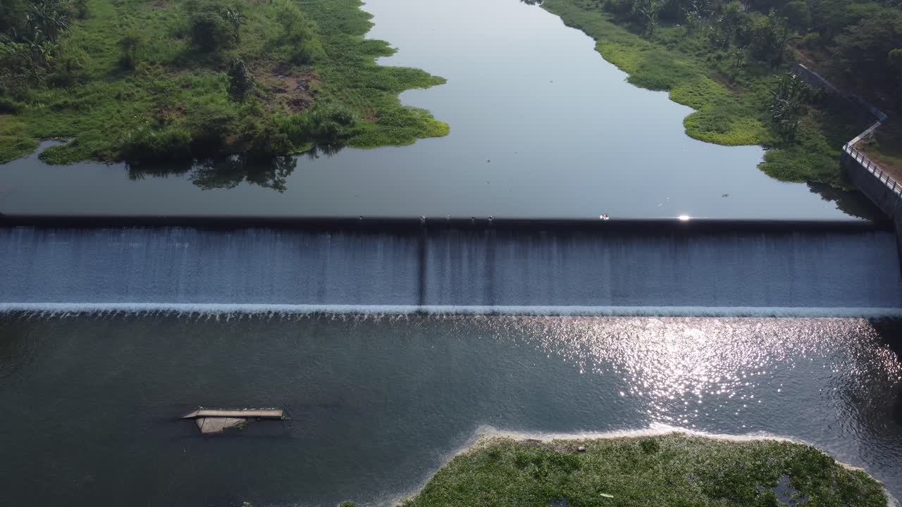 댐과 폭포가 있는 강 풍경. 조감도